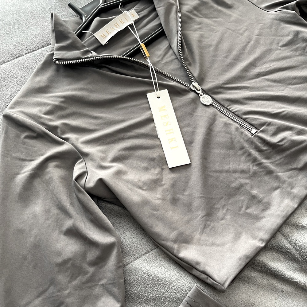 Crop top long sleeve zip up